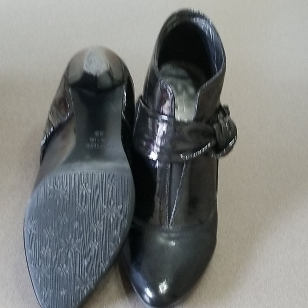 Shoes - Picture 2 of 4